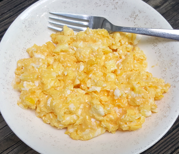Cheesy LCHF Eggs scrambled in Real Butter