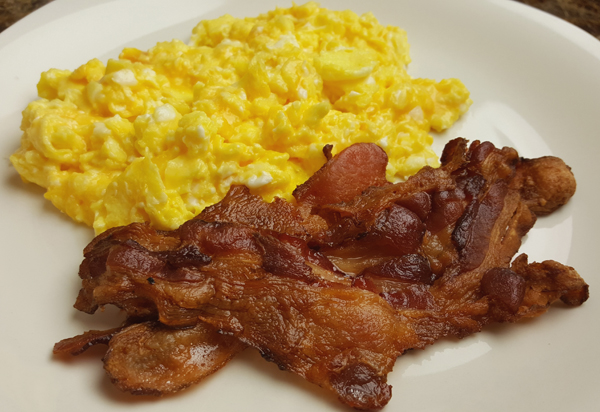 Easy LCHF Meal: Bacon and Cheesy Scrambled Eggs