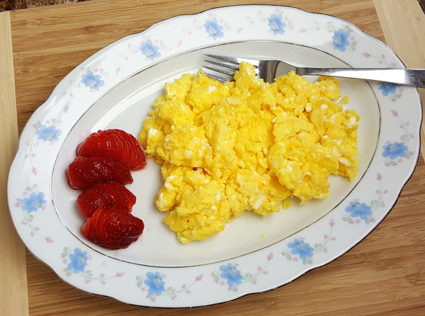 Healthy Low Carb Breakfast: Cheesy Eggs and Strawberries
